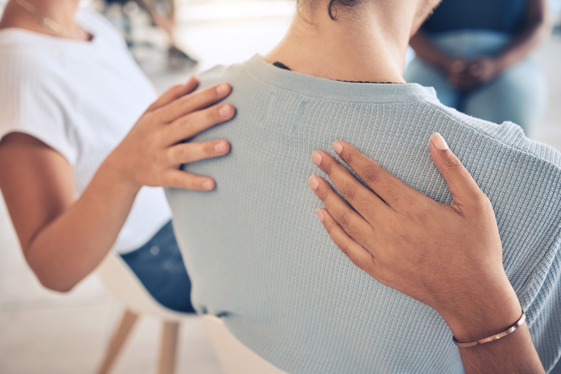 Hände, psychische Gesundheit und Unterstützung in der Gruppentherapie für Frauen mit Depressionen, Stress und Trauma Nahaufnahme. Hand, Menschen und ein Treffen durch Gemeinschaft in Vertrauen, Hilfe und Empathie für Mädchen mit Angst